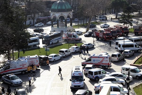 Suicide bomber kills 10, wounds 15 in Istanbul tourist area