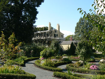 Longfellow-Washington's Headquarters National Historic garden (Wikimedia)